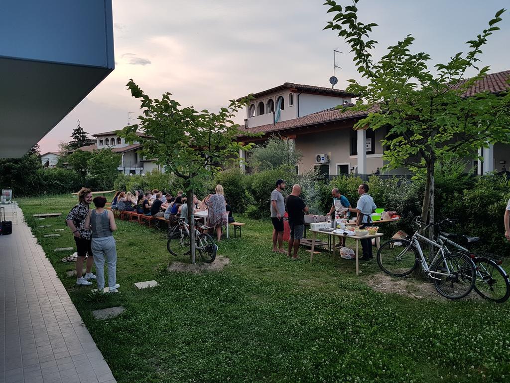 Ostello Meet Gardalake Hostel Peschiera del Garda Exterior foto