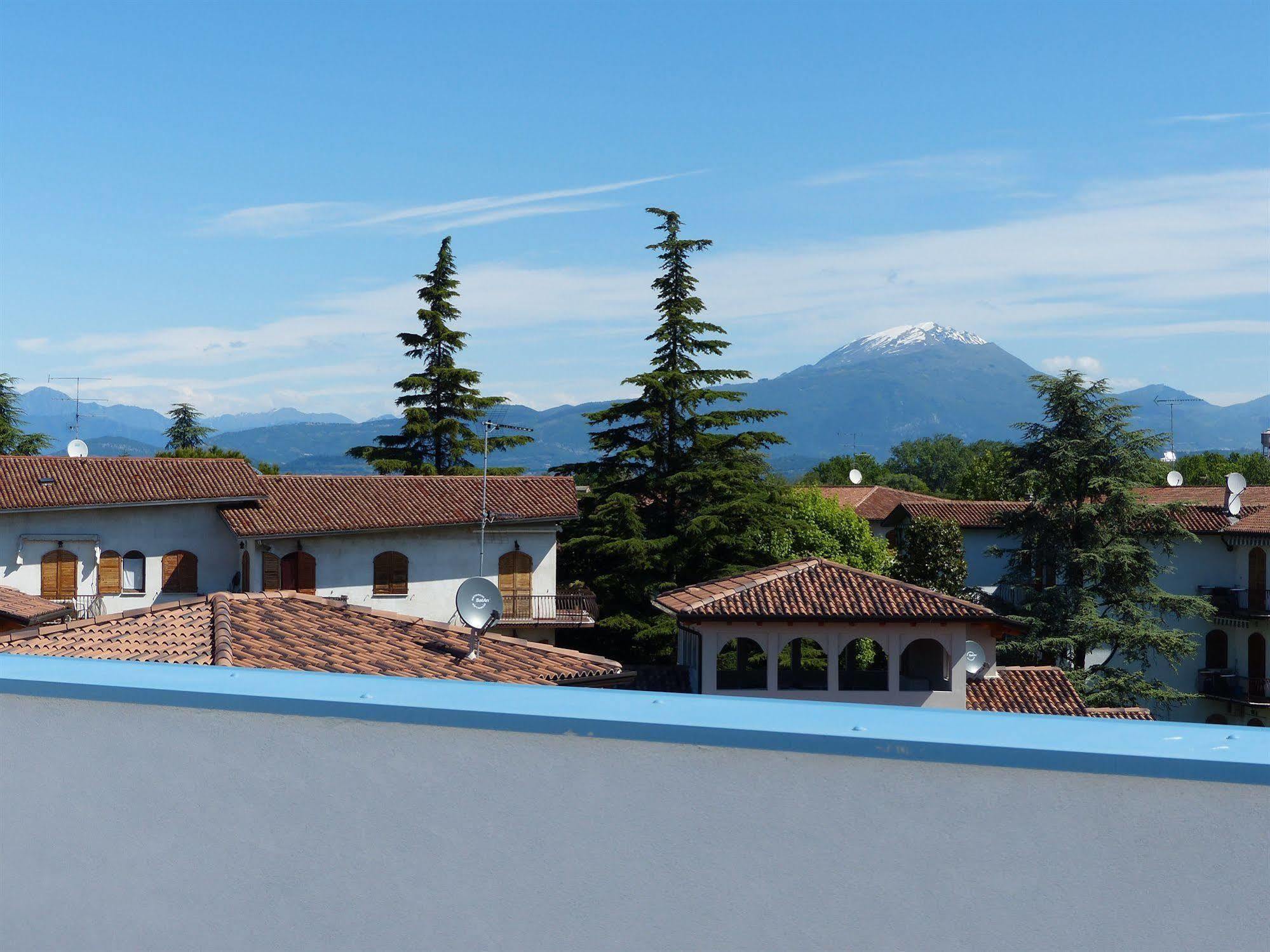 Ostello Meet Gardalake Hostel Peschiera del Garda Exterior foto